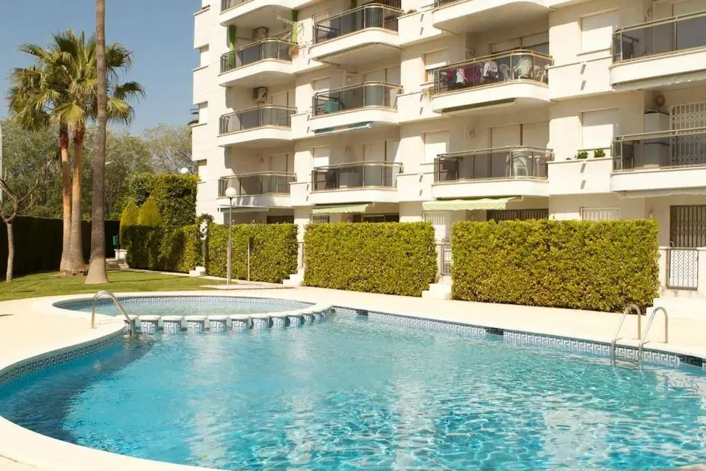 Piscina y edificio de Somni de Cambrils