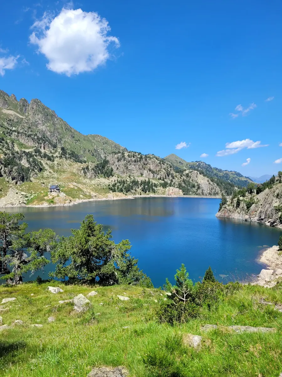Lago de alta montaña en el Valle de Arán